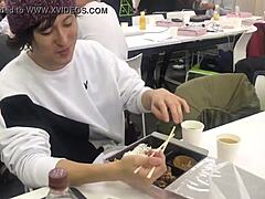 बस गे लड़के साथ में मीट खा रहे हैं