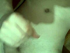 magrinho gozando sozinho em um momento solo de prazer.