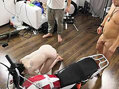 एंजेल ब्लैक को डॉगी स्टाइल में एनल चुदाई मिलती है हिडन कैम क्विकी में