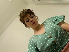 Classic hotel story step mom aur step son ke saath shower mein 😏🚿