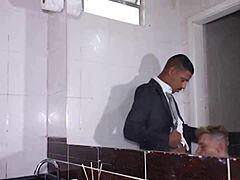 Fudendo o funcionário do banheiro!
