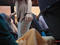 पब्लिक बस पर स्नीकी सेक्स होता है