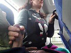 स्पैनिश मिल्फ पब्लिक बस में लंड चूसने के लिए लूर हुई