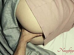 कर्वी स्टेप-मॉम मुझे बाहर की डरावनी आवाजों से बेड शेयर करने देती है