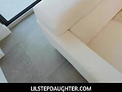 ब्रूनेट टीन स्टेपडैड को सेड्यूस करती है, या क्या वह कंट्रोल लेती है?