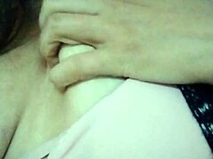 अह, ग्रैंडमाज़ लिविंग रूम में खुद को टच कर रही हूं, मेरी छोटी 18+ टिट्स बाहर निकालकर बहुत हॉर्नी फील हो रही है...