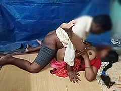 इंडियन विलेज कपल बेडरूम में होममेड सेक्स एन्जॉय करता है