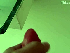 स्टीपडैड अपनी स्टीपडॉटर की बड़ी गांड को क्रीमी वीर्य से ढकता है