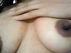 अह, ग्रैंडमाज़ लिविंग रूम में खुद को टच कर रही हूं, मेरी छोटी 18+ टिट्स बाहर निकालकर बहुत हॉर्नी फील हो रही है...