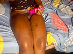 Sexy afrocentric stripper backs that ass up perfectly 😘