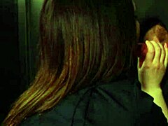 यूनिफॉर्म और स्टॉकिंग्स में नर्स ग्लोरीहोल पर कम स्वैलो करती है