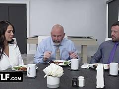 गर्म मिल्फ बीवी को बॉस ने डोमिनेट किया और क्रीमपाई दी।