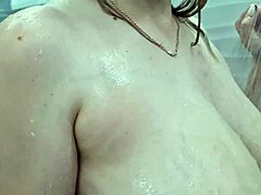 क्या तुम्हें पसंद है कैसे मैं बाथरूम में अपनी बिग बूब्स को शॉवर करती हूं टैबू मालिश के लिए?