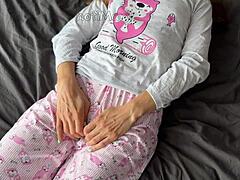 ये हॉर्नी टीन 18+ पजामा में अपनी शेव्ड वेट चूत को फिंगर करती है स्क्वर्ट के लिए फिर बड़े लंड से क्लोज-अप में कमशॉट लेती है