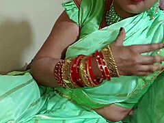 खूबसूरत इंडियन शादीशुदा बीवी पहली बार बेडरूम-बाथरूम में थूक संग चुदाई