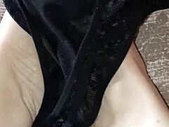 वैकल्पिक एबोनी सुंदरी थॉन्ग को नंगे पैरों पर सेक्सी तरीके से रगड़ती है