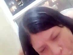 Le chupo la polla a mi hermanastro y me termina en la boca