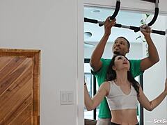 पेटाइट टीन बीबीसी हैंडल करती है डीपथ्रोट ओरल और मफ डाइविंग सेक्स के साथ बिग ब्लैक कॉक पर