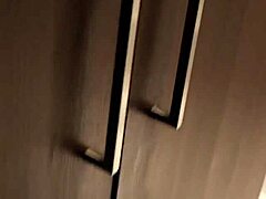 सौतेली माँ की छोटी 18+ रिक्वेस्ट डोगीस्टाइल चुदाई में बदल गई, क्रीमपाई उसके कोक्सिक्स पर, होममेड पीओवी में