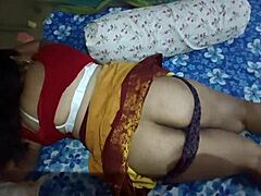 यह बूढ़ी भारतीय गृहिणी पेटीकोट में अपने धोखेबाज ककॉल्ड पति के साथ गर्म शादी की रात का मजा लेती है