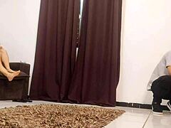 ड्रेस में पैंटी के बिना यंग गर्ल टेक्नीशियन के साथ सेक्स चाहती है