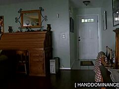 ब्लोंडी जर्क्स स्टेप-डैड के मॉन्स्टर कॉक को