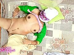 दोस्त की मॉम की मसाज हेयर पस्सी क्विकी तक ले जाती है डर्टी टॉक और मोन्स के साथ