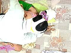 दोस्त की मॉम की मसाज हेयर पस्सी क्विकी तक ले जाती है डर्टी टॉक और मोन्स के साथ