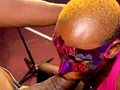 सेक्सी स्ट्रिपर्स, स्कूल क्रश क्लब में लैपडांस के लिए आता है, कपड़े फट जाते हैं और गीली चूत को चूसते हुए ड्रिल किया जाता है