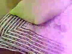 दोस्त की मॉम की मसाज हेयर पस्सी क्विकी तक ले जाती है डर्टी टॉक और मोन्स के साथ