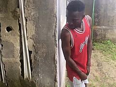 मैं पड़ोसी के घर में घुस गया और उसकी पत्नी को सीढ़ियों के नीचे जोर से चोदा, उसके मोज़ ड्रेस में गूंजते हुए चिल्लाती हुई गांड पर मल टपकता हुआ।