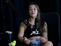 किडी बेंगाला के साथ सी थ्रू लिंगरी इंटरव्यू में नग्रावारिया नहीं। सुंदर टैटूड अस शियर रेड में पब्लिक कास्टिंग में चमकती है।