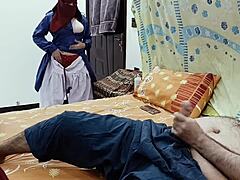 हे, देसी स्कूल गर्ल स्टेपफादर को मस्तरबेट करते देखकर उसके साथ सेक्स करती है