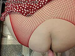 हॉर्नी नेबर सुंदर चubby रेडहेड को उसके दो टाइट होल्स में फक करता है क्योंकि वह स्लट्टी ड्रेस करती है