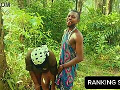 एक कपल फोटोग्राफी सेशन में अनयूजुअल पोज़ एक्सपेरिमेंट करता है। वे क्रिएटिव वे में इंटिमेट मोमेंट्स कैप्चर करते हैं।