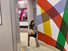 हॉर्नी लैटिना मॉल में क्विकी में इतनी नॉटी हो जाती है ब्लेक प्रोडक्शंस के साथ!