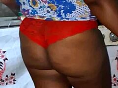 i'm that crente safada in the kitchen, showing off my big ass