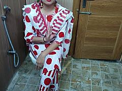 हिंदी टीन स्टेपसन स्टेपमॉम को कपड़े बदलते हुए स्नीक करता है डर्टी टॉक डॉगी राइड के लिए।