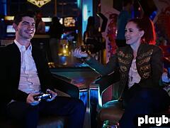 ओह, परफेक्ट ऑल नेचुरल बेब कपड़े उतारती है, टिट करती है, फिर नंगी होकर टैटू वाला बॉडी दिखाती है।