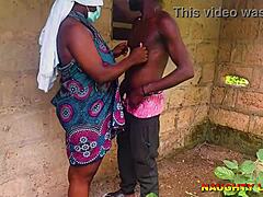 BBW एशियन बीवी बगीचे में डॉगीस्टाइल के लिए झुकती है, तेजी से मिशनरी ऑर्गेज्म के साथ बाहर।