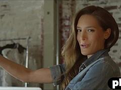 ओह, परफेक्ट ऑल नेचुरल बेब कपड़े उतारती है, टिट करती है, फिर नंगी होकर टैटू वाला बॉडी दिखाती है।