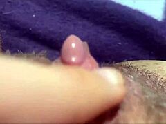 बड़ी क्लिट की धड़कन से जोरदार ओर्गेज्म, योनि का क्लोज-अप व्यू