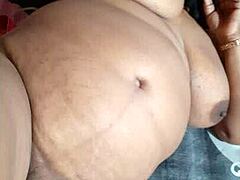 तामिल भरी हुई सेक्रेटरी काम पर गीली हो जाती है