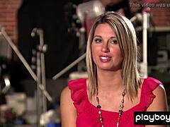 एमेच्योर ब्लॉन्ड बेब निकोल ग्लासेस में लाइब्रेरी में शांत से पढ़ती है