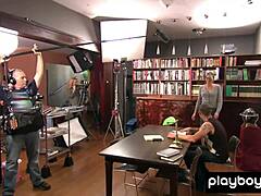 एमेच्योर ब्लॉन्ड बेब निकोल ग्लासेस में लाइब्रेरी में शांत से पढ़ती है