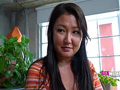 एशियन स्टेप मॉम बोर हो जाती है और नॉट सन के साथ पीओवी में फन ओरल फैंटेसी सजेस्ट करती है।