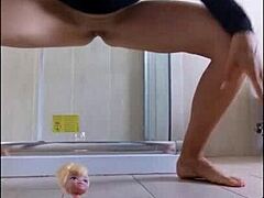 प्लास्टिक पैशन में सेक्सी लिल गर्ल और उसकी सिलिकॉन डॉल से मजा