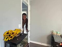 नर्डी ब्लॉन्ड मिल्फ मैंडी रिया की गीली चूत रोम मेजर से चोदाई