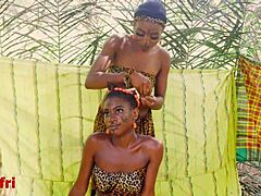 एबनी आउटडोर लड़की लड़की स्ट्रैपऑन एक्शन नशीली बीवी और सबमिसिव स्लेव के साथ