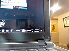 मैक्सिन एक्स, बड़ी टिट्स वाली ब्लैक मेच्योर बेब लिंगरी में, अपनी गीली क्लिट और टिट्स टच करती है